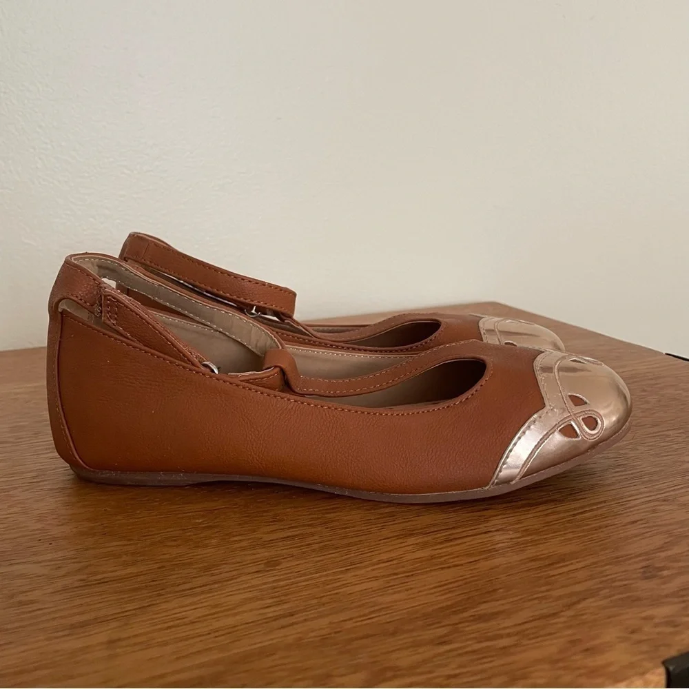 Hanna Andersson Kids Shoes in Tan and Gold
